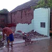 Sebelum Dilumat Lumpur, Warga Pilih Bongkar Rumah