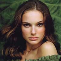 Gaya Natalie Portman dengan Ruffle Dress