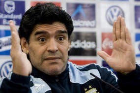 Maradona Pertanyakan Titel Piala Dunia Inggris