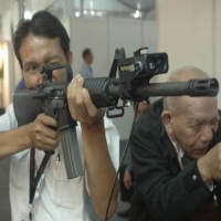 Menembak dengan M-16 di Indo Defence 2008