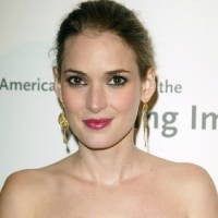 Winona Ryder Terkapar di Pesawat