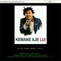 Roy Suryo Nangkring di Transjakarta 