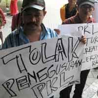 Tolak Digusur, Puluhan PKL Dharmawangsa Datangi Dewan