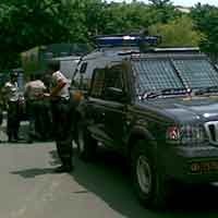 Dikawal Ketat, 4 Tahanan Polda Maluku Dibawa ke Surabaya 