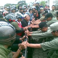 Dihadang 900 Personel Polisi, Buruh Cimahi Tetap Lanjutkan Demo