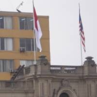 Merah Putih di Atas Benteng Istana Presiden 