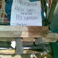 Tuntut Harga BBM Turun, Mahasiswa Mogok Makan dan Pasung Kaki