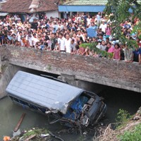 Mobil TNI AL Nyemplung Sungai, 2 Orang Tewas