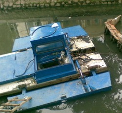 Kapal Pendorong Lumpur Sungai Asal Belanda Mulai Beraksi