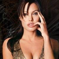 Angelina Jolie Paksa Brad Pitt Beramal