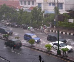 Hujan Tak Bisa Kompromi, Siapkan Jas Hujan