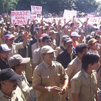 Bupati Ngawi Digeruduk Ribuan Perangkat Desa