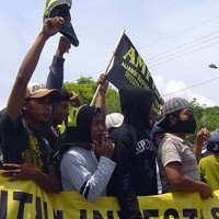 Pengunjuk Rasa Adu Mulut dengan Anggota Dewan