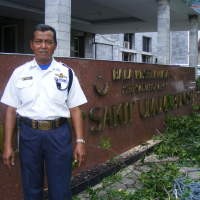 Bruuk...Dahan Besar Angsana Timpa Sedan