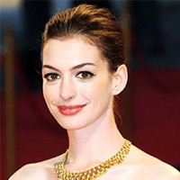 Anne Hathaway Tak Selalu Tampil Bak Putri