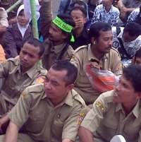 Ratusan Guru PTT Demo ke Kantor Gubernur Jateng Tuntut Jadi PNS