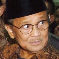 Habibie: Masak Kita Menari Orang Lain yang Ngendangin