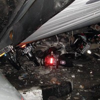 Papan Reklame Tumbang, Puluhan Motor dan Mobil Ringsek