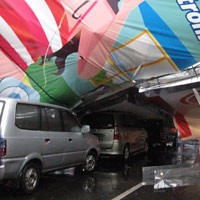 Kendaraan Ringsek, Karyawan dan Customer Menangis