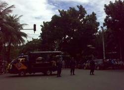 Perabotan Diangkut, Alat Berat Siap Menggusur