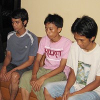 Tiga Sekawan Cleaning Service Embat Rokok di Giant