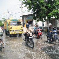 Genangan Air Setinggi 10 Cm, Simo Jawar Macet Hingga 1 Km