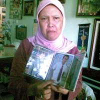 Diiringi Air Mata, Ibu Inoel Berharap Anaknya Pulang