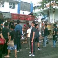 Mahasiswa STSI Ramai-ramai Angkut Sampah Gusuran ke Mobil Satpol PP