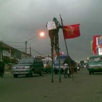 Nekat! Guru Jalan Mundur Pakai Egrang dari Ciamis ke Jakarta