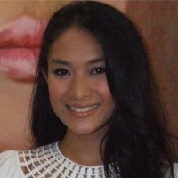 Happy Salma Pede Dengan Hitam Putih