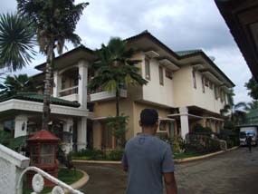 Nurdin Halid Enggan Temui Wartawan