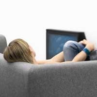 Mau Bahagia? Kurangi TV, Banyak Bercinta!