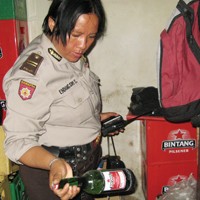 Ratusan Botol Miras Diamankan Saat Razia Preman