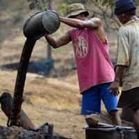 Mengolah Minyak Bumi dari Bukit  Wonocolo Secara Tradisional