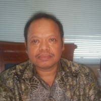 Sutan Bhatoegana Baca di Atas Pohon