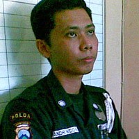 Selain Ditodong Pistol, Satpam Juga Diacungi Kapak Merah