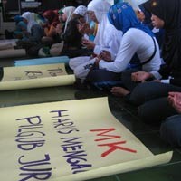 Puluhan Simpatisan KaJi Berdoa di Taman Bungkul