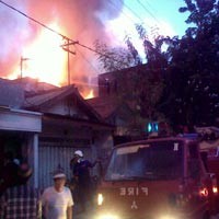 Rumah di Simokerto Terbakar, 4 Mobil PMK di Lokasi