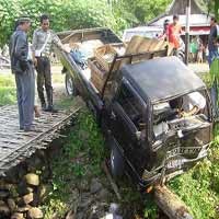 Pick Up Muat Telur Nyungsep, Balita Tewas dan 5 Orang Luka