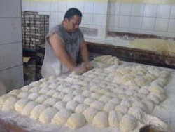 Pesanan Roti Buaya Laris Manis Kala Liburan Sekolah  