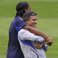 Mourinho: Drogba Sudah Seperti Anak Saya