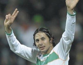 Pizarro Hat-trick, Bremen Bantai Frankfurt