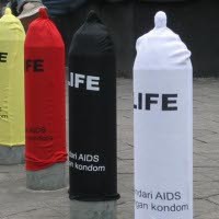 Puluhan Patok Besi Pembatas Jalan di Yogya Disarungi Kondom