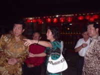 Kunjungi Klenteng, Dubes China Dibuatkan Kebaya 1 Jam Jadi