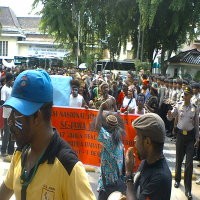 Tuntut Kemerdekaan, Ratusan Warga Papua Barat Turun ke Jalan