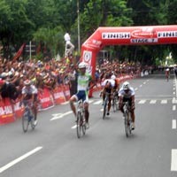 65 Pembalap Keliling Balai Kota Surabaya