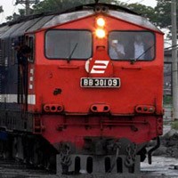 KA BBM Seruduk Mobil Hingga Terseret 1,5 Km