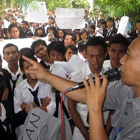 Diduga Korupsi, Kepala Sekolah Didemo Ratusan Siswa