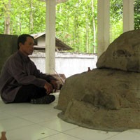 Watu Tumpang Ramai Dikunjungi Pejabat Ngalab Berkah