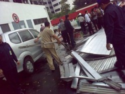 Atap Terbang di Pertamina Juga Timpa 2 Sedan Civic